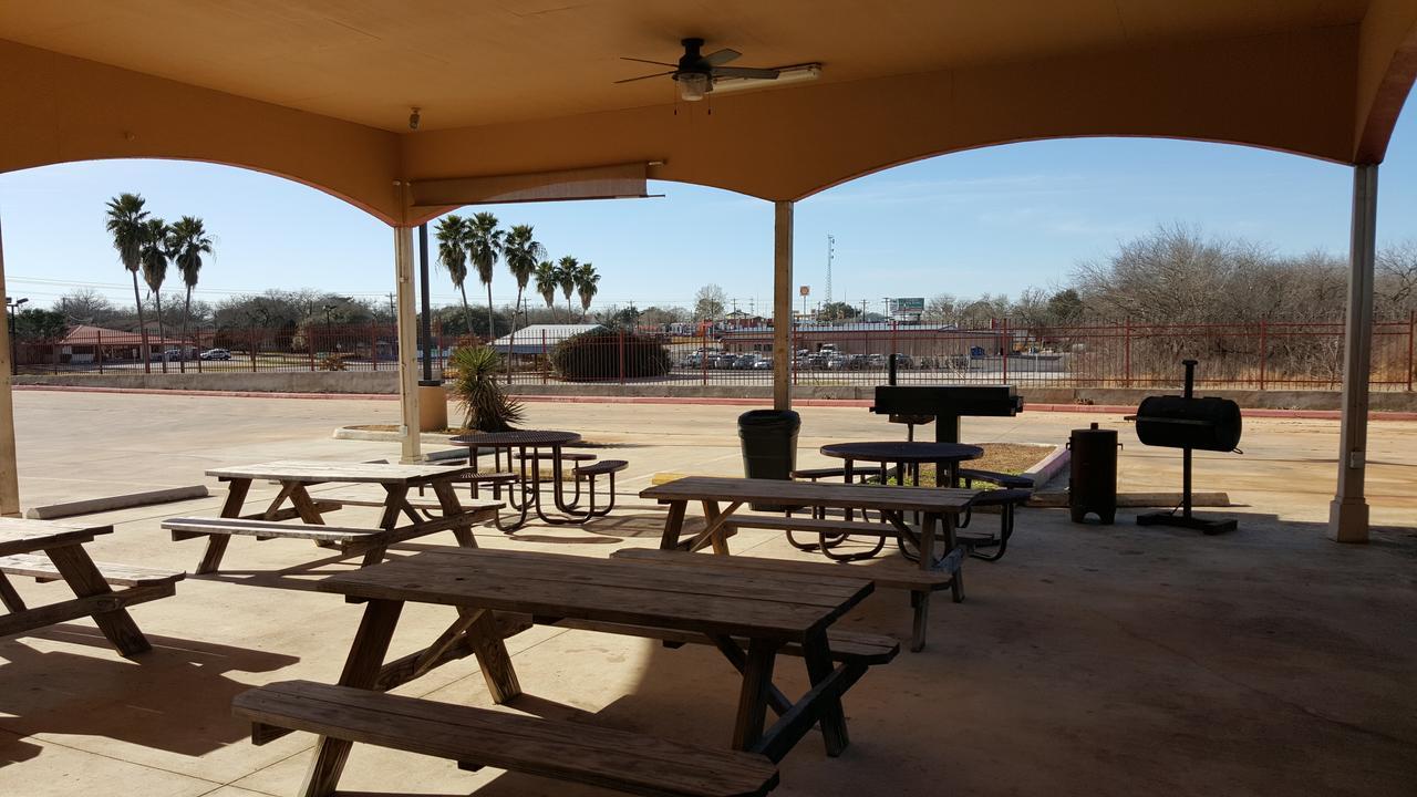 Executive Inn & Suites Floresville Exteriér fotografie